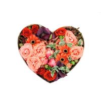 Сердце с цветами в коробке в подарок на день Влюбленных